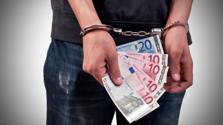 «Οχι» του ΣτΕ σε επάνοδο εφοριακού στην εργασία του - Είχε κατηγορηθεί για μίζα 100.000 ευρώ!