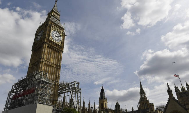 Νέα αναστάτωση στο βρετανικό κοινοβούλιο από «ύποπτο» πακέτο