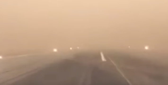 Βίντεο: Αμμοθύελλα "καταπίνει" αεροσκάφος