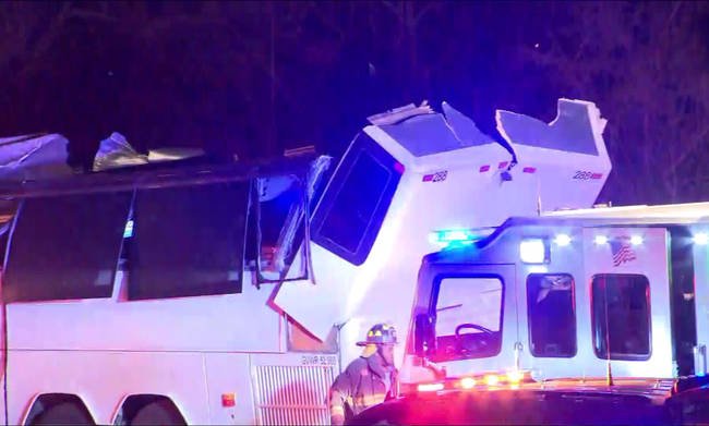 Η.Π.Α.: Λεωφορείο που μετέφερε μαθητές τράκαρε σε πεζογέφυρα - Αναφορές για τραυματίες