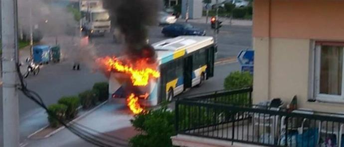Φωτιά σε λεωφορείο στη Νίκαια