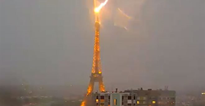 Η στιγμή που ο Πύργος του Άιφελ χτυπήθηκε από κεραυνό (video)