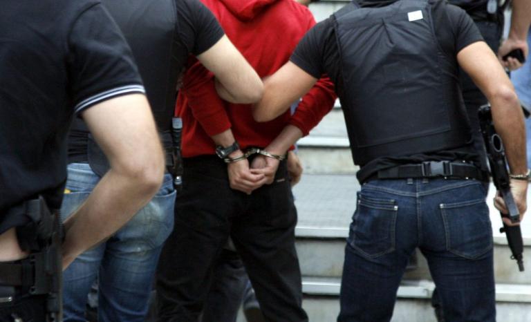 Σύλληψη νεαρών που εξαπατούσαν ηλικιωμένους στο Λαύριο