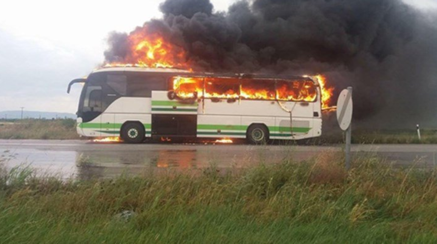 (photo) Απίστευτο! Λεωφορείο των ΚΤΕΛ έγινε κάρβουνο από κεραυνό