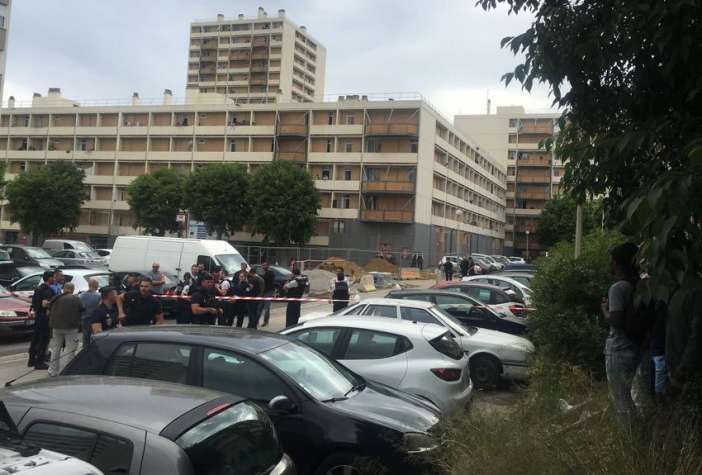 Τρόμος στη Μασσαλία: Πυροβόλησαν με καλάσνικοφ κατά νεαρών - Ένας τραυματίας