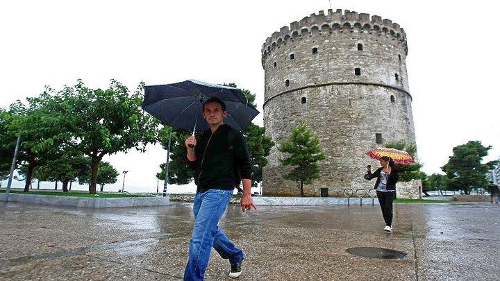 Αδιανόητη νεροποντή στη Θεσσαλονίκη, απεγκλωβίστηκαν οι τουρίστες από το Λευκό Πύργο