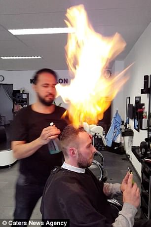 Βίντεο: Κουρεύει τους πελάτες του βάζοντας φωτιά στα μαλλιά τους