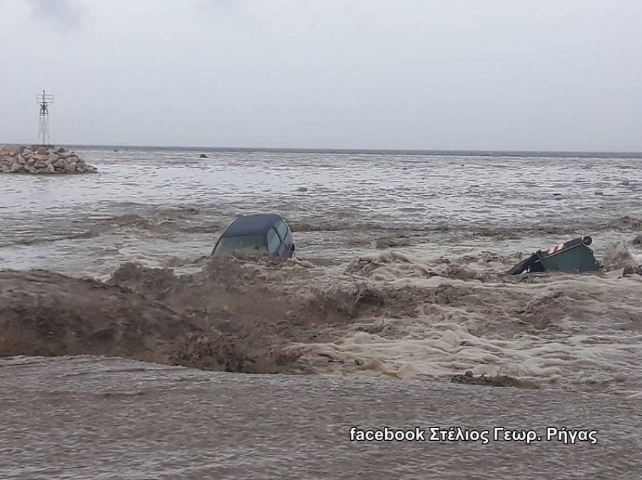 Δύτης έσωσε δύο επιβάτες οχήματος που παρασύρθηκε από τα νερά