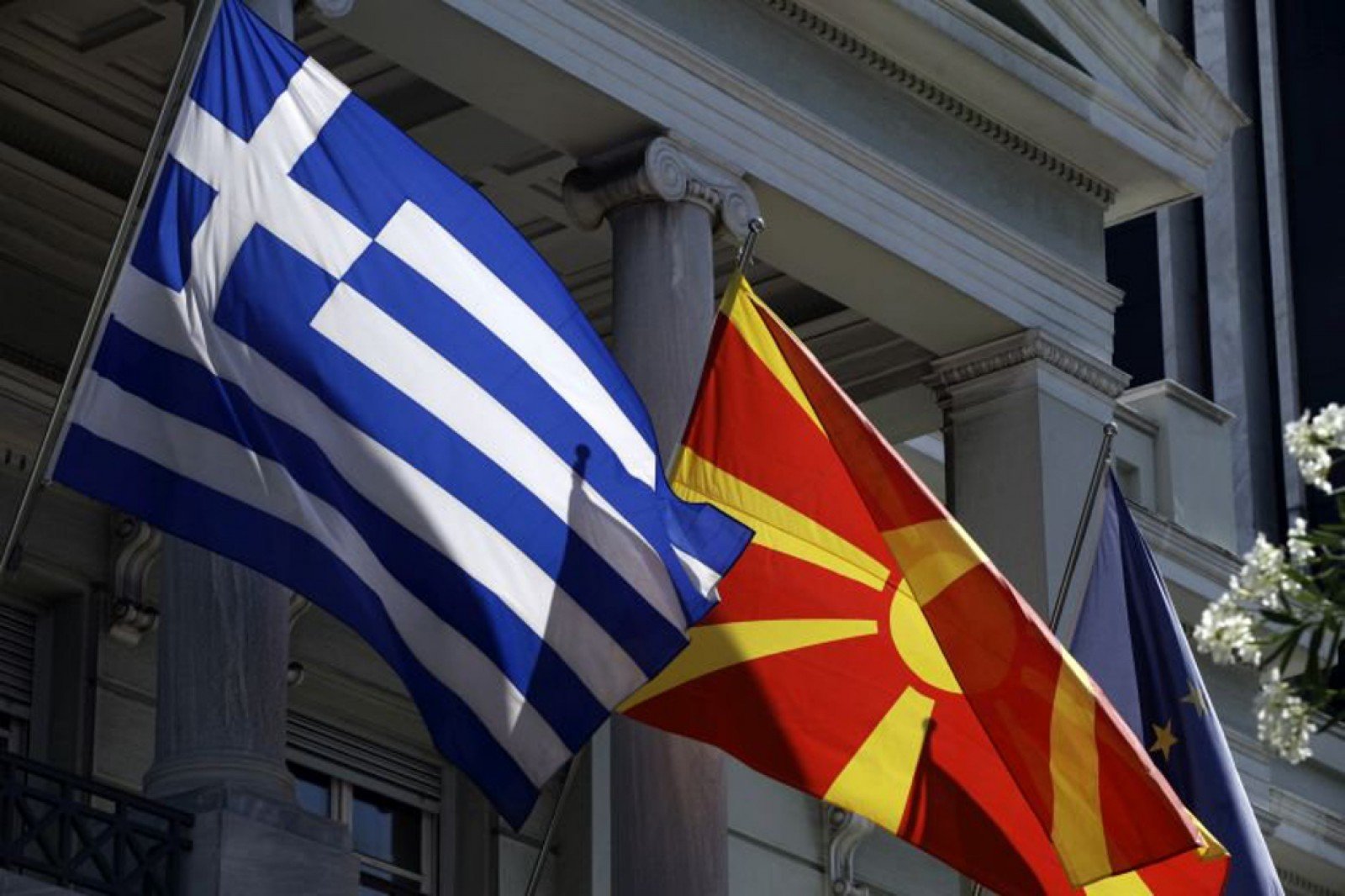 Μετράει δυνάμεις ο Τσίπρας με το "Βόρεια Μακεδονία". Τα στρατόπεδα "υπέρ και κατά" αλλά και οι αντιδράσεις