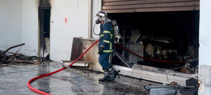 «Καταστράφηκα, δεν ήταν ασφαλισμένα τα προϊόντα», λέει ο ιδιοκτήτης της αποθήκης που κάηκε στο Περιστέρι
