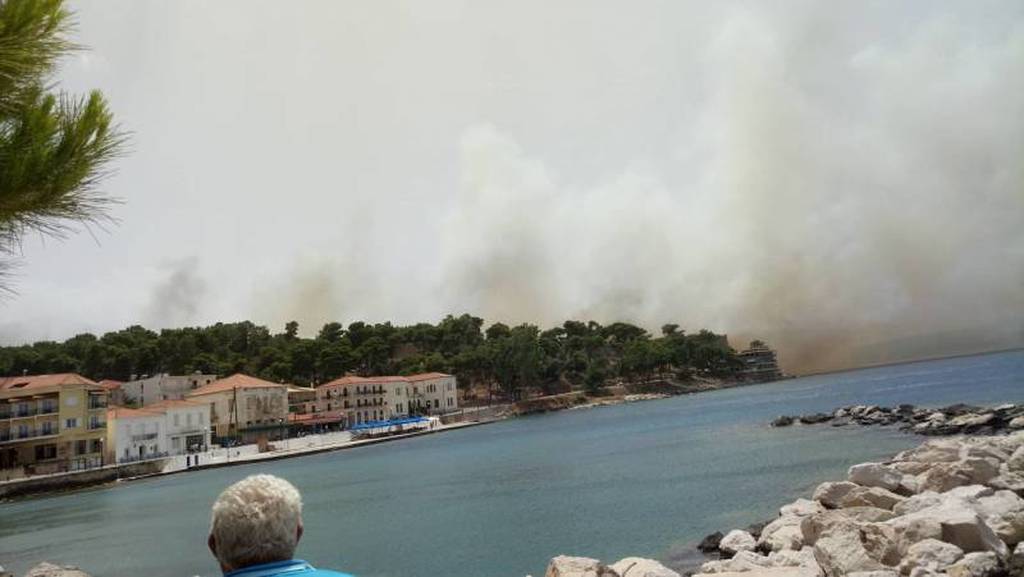 Μεγάλη πυρκαγιά στην Πύλο κοντά σε κατοικημένη περιοχή