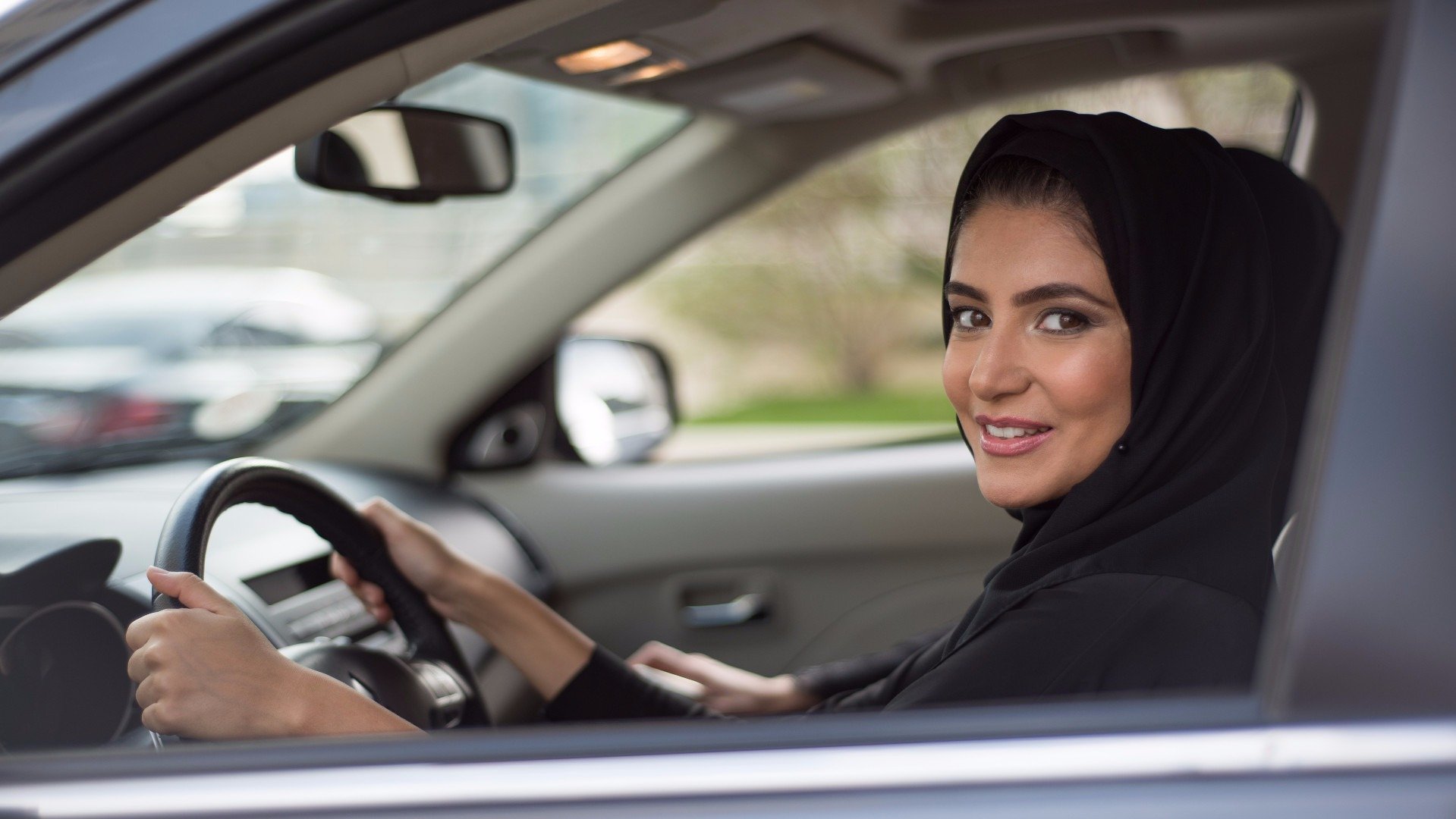 Σαουδική Αραβία :  Οι γυναίκες πήραν κυριολεκτικά το τιμόνι στα χέρια τους