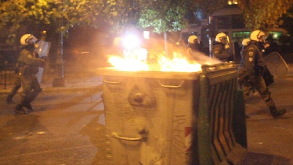 Φωτιά σε κάδους και μηχανάκι έβαλαν άγνωστοι στη Θεσσαλονίκη