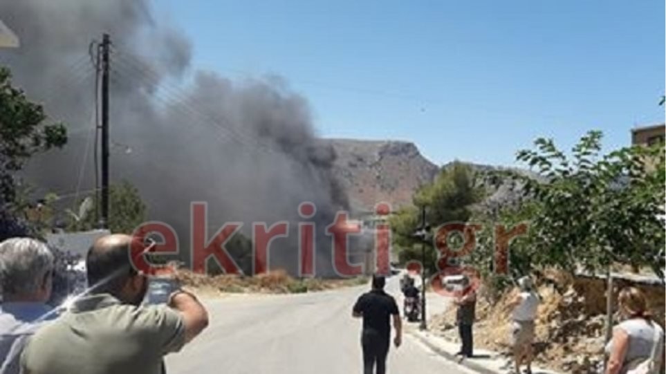 Φωτιά σε κατοικημένη περιοχή στο Ηράκλειο Κρήτης