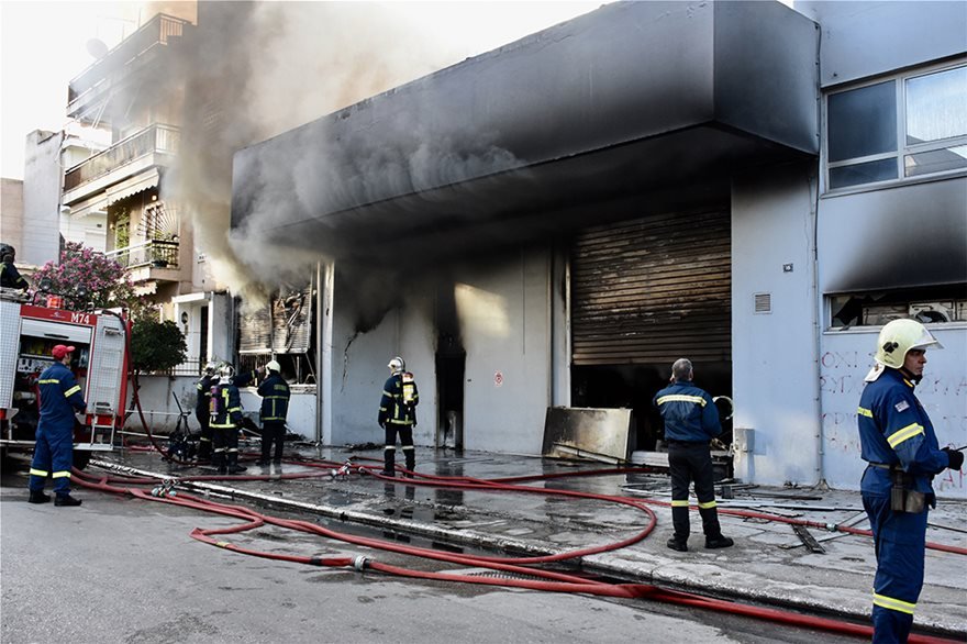 Μεγάλες καταστροφές από φωτιά στην αποθήκη ηλεκτρικών ειδών του Καρώνη στο Περιστέρι (video)