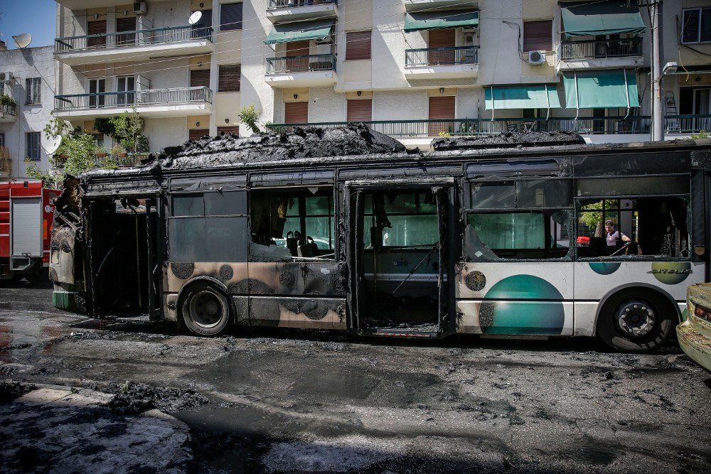 Κάηκε ολοσχερώς λεωφορείο στα Κάτω Πατήσια (ΦΩΤΟ)