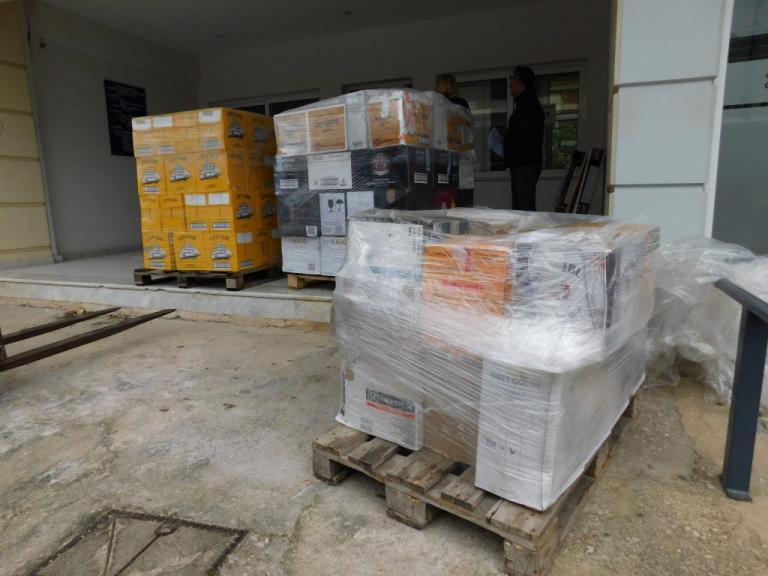 Χιλιάδες μπουκάλια με νοθευμένο αλκοόλ κατασχέθηκαν σε Ασπρόπυργο και Ελευσίνα