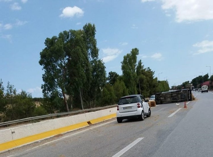 Γέμισε η εθνική οδός σανό  στην Κρήτη μετά την ανατροπή φορτηγού