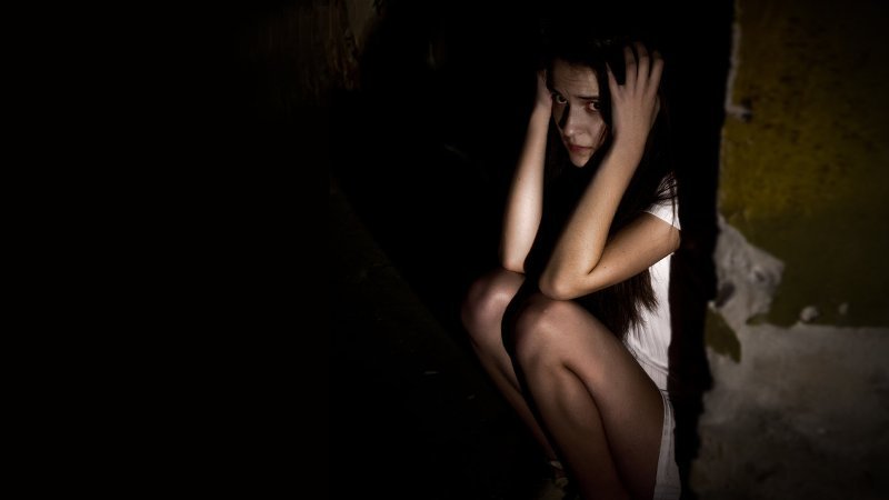 Πέντε αλλοδαποί κρατούσαν κοπέλα κλειδωμένη σε υπόγειο στα Εξάρχεια