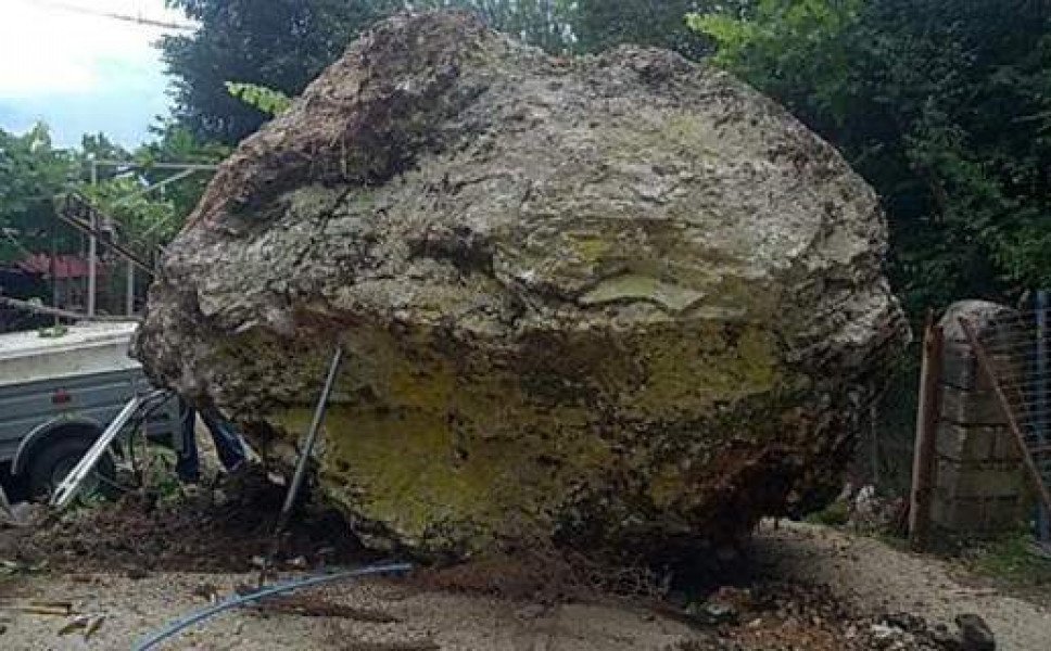 Τεράστιος βράχος έπεσε στην αυλή τους!
