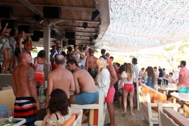 ΤΩΡΑ: Ντου του ΙΚΑ σε Beach Bar της Μυκόνου, βουτιά στη θάλασσα για τους εργαζόμενους