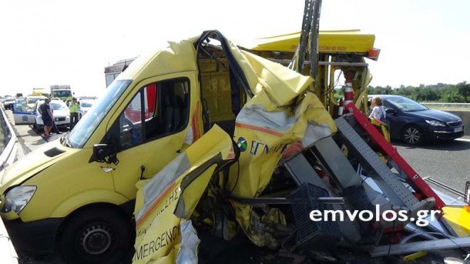 Φορτηγό έπεσε πάνω σε δύο αυτοκίνητα στην Εγνατία