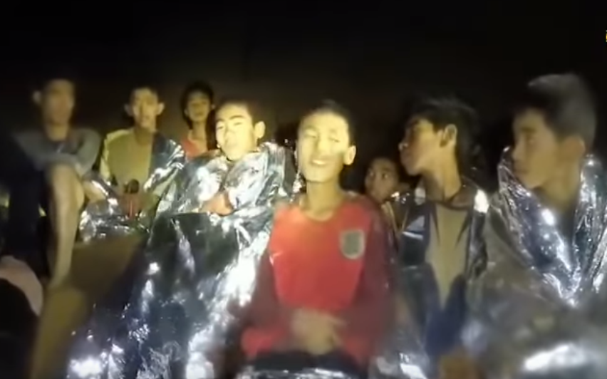(Video) Συγκλονίζουν τα παγιδευμένα παιδιά σε σπήλαιο στην Ταϊλάνδη