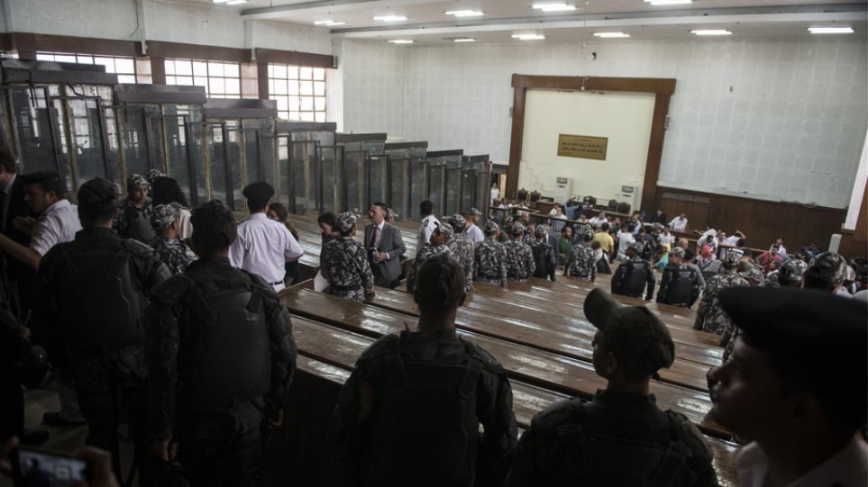 Αίγυπτος: Δικαστήριο καταδίκασε σε θανατική ποινή 75 διαδηλωτές