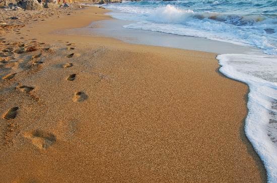 Τι παθαίνει το δέρμα όταν περπατάμε ξυπόλητοι στην άμμο