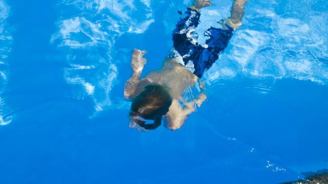 Μάχη για την ζωή του δίνει 5χρονο παιδί που παραλίγο να πνιγεί σε πισίνα