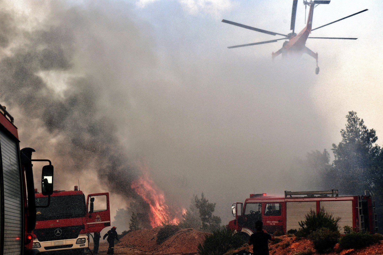 Συνεχίζεται η πυρκαγιά στην Κινέτα – Δύο τα μέτωπα