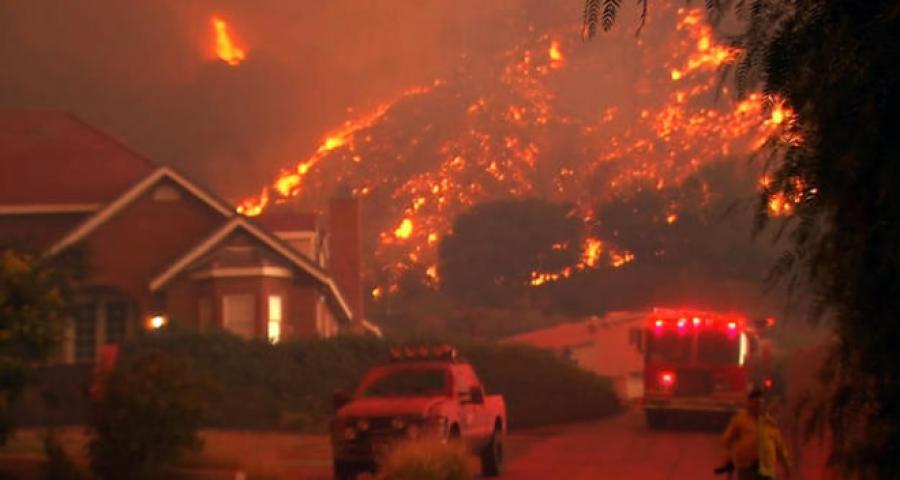 Καλιφόρνια : Μαίνεται τεράστια πυρκαγιά με δύο νεκρούς και χιλιάδες να έχουν εγκαταλείψει τα σπίτια τους