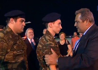 Η στιγμή που οι δύο Ελληνες στρατιωτικοί πάτησαν και πάλι σε Ελληνικό έδαφος (video)