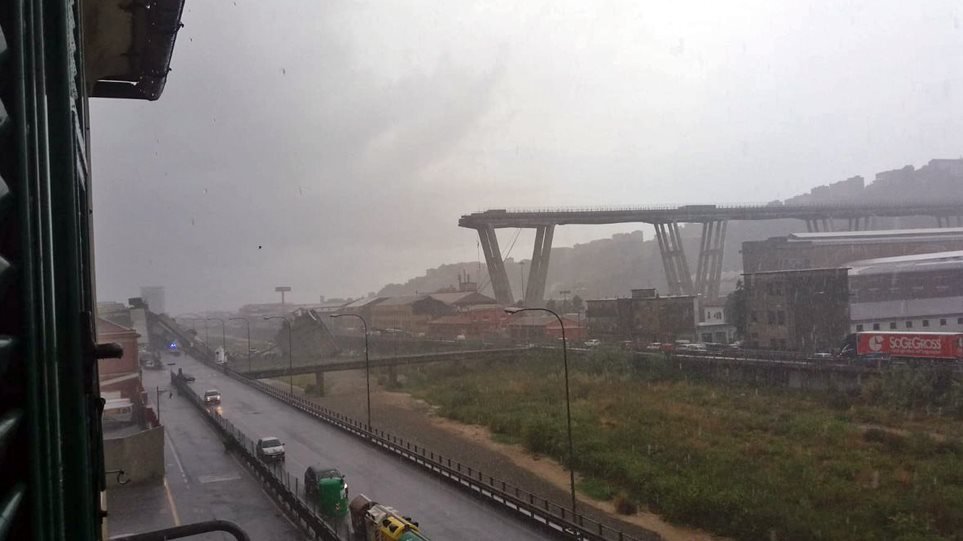 Κατέρρευσε γέφυρα στη Γένοβα! Ανασύρθηκαν νεκροί! (video)