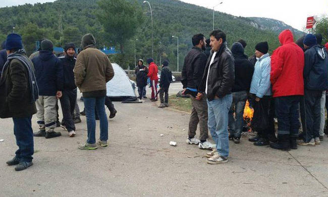 Αθηνών – Λαμίας: Μετανάστες "έκοψαν" την κίνηση