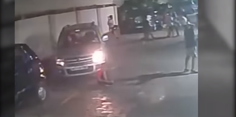 (Video) Μουμπάι: Γυναίκα οδηγός πάτησε επτάχρονο παιδάκι που ευτυχώς γλίτωσε με μώλωπες