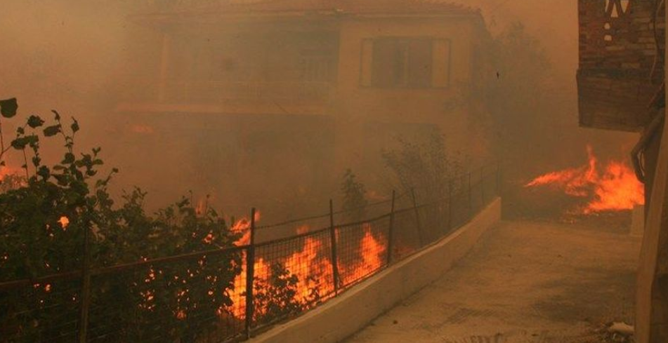 Μεγάλη πυρκαγιά στη Κεφαλλονιά - Προς εκκένωση το χωριό Ζόλα