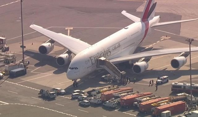 Αεροπλάνο τέθηκε σε καραντίνα στο JFK: Πάνω από 100 επιβάτες αρρώστησαν εν πτήσει