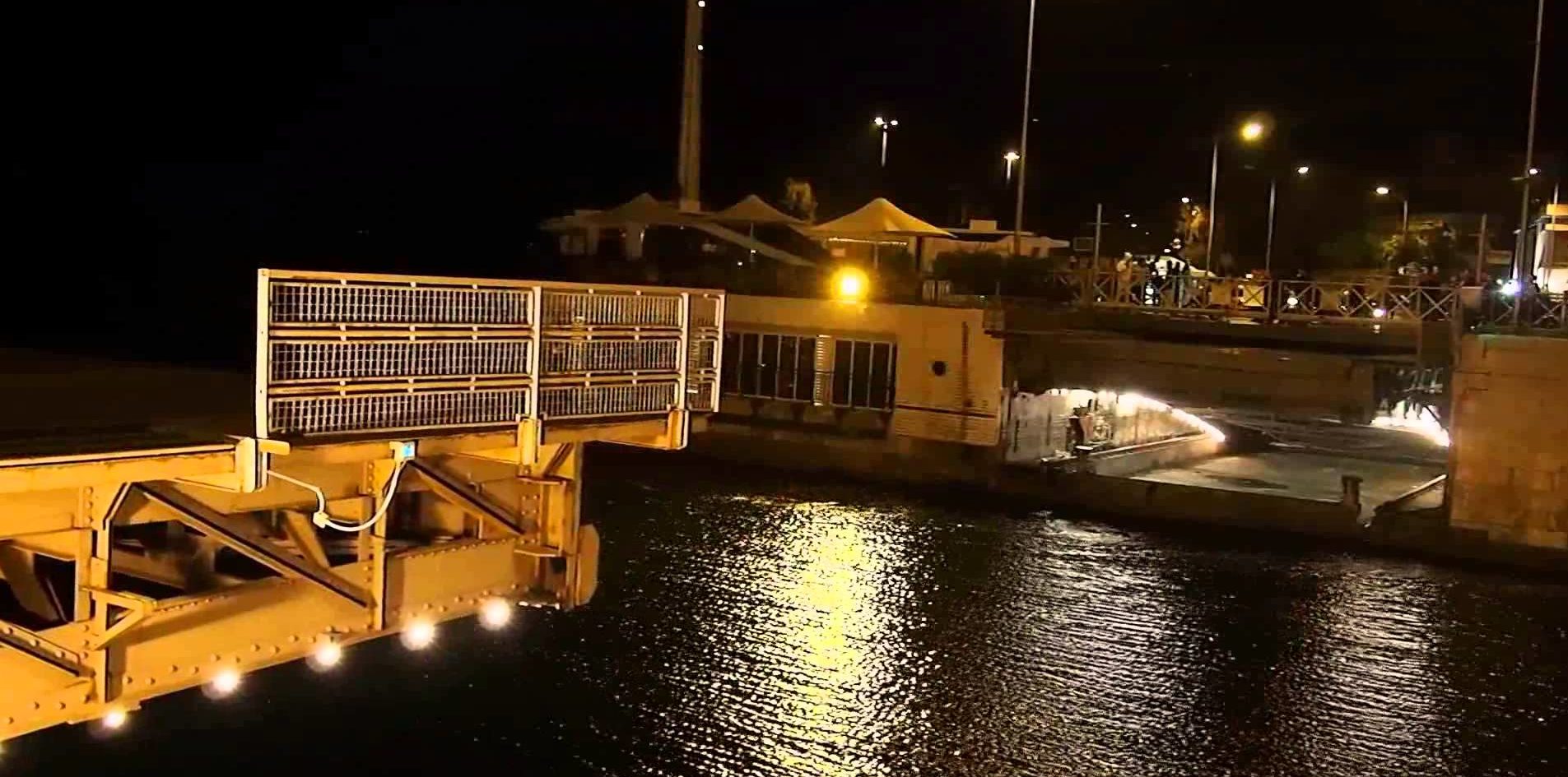 34χρονος έπεσε από τη γέφυρα την ώρα που περνούσε πλοίο