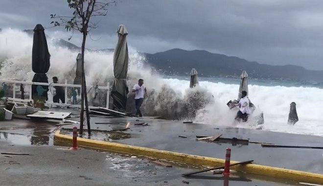 Καλαμάτα : Τρέχουν να μαζέψουν ομπρέλες στην παραλία με τον κυκλώνα να τους κυνηγάει