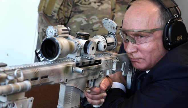 (Video) Εξαιρετικά ποσοστά ευστοχίας από τον Πούτιν στη δοκιμή του νέου καλάσνικοφ!