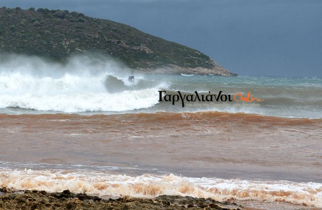 Σέρφερ στη Μεσσηνία απολαμβάνουν τα κύματα του κυκλώνα Ζορμπά!