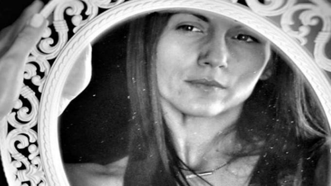 Η Ανθή Βούλγαρη δείχνει την τομή στο κεφάλι της μετά την επέμβαση