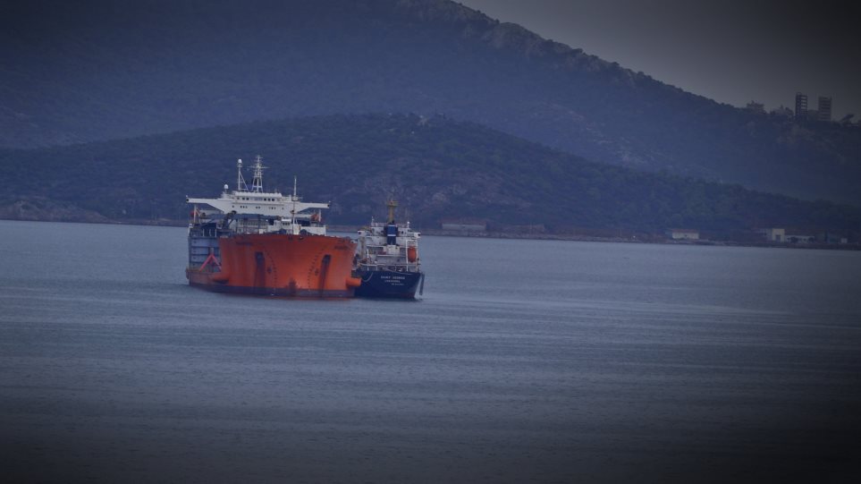 Σύγκρουση τάνκερ με φορτηγό πλοίο στον Πειραιά