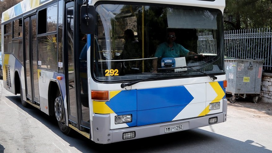 Συνελήφθησαν τρεις 15χρονοι για επίθεση σε λεωφορείο στους Αγίους Αναργύρους