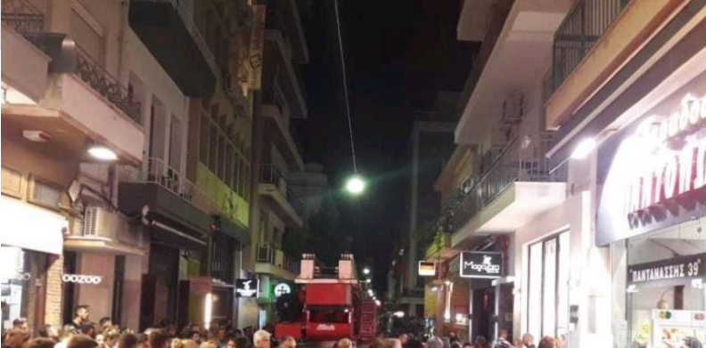 (Video) Πανικός στο κεντρικότερο δρόμο της Πάτρας από φωτιά σε διαμέρισμα