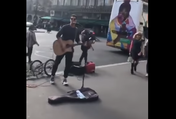 (Video) Ο Σάκης Ρουβάς υποδύεται μουσικό του δρόμου στο κέντρο του Παρισίου