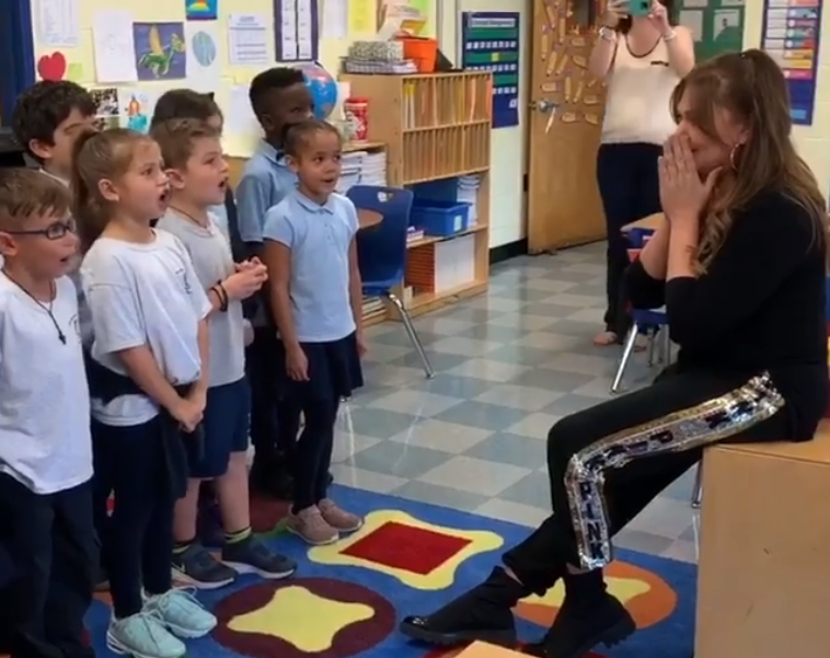 (Video) Μαθητική χορωδία στη Νέα Υόρκη τραγουδά το "Πες το μ' ένα φιλί" και η Καίτη Γαρμπή συγκινείται