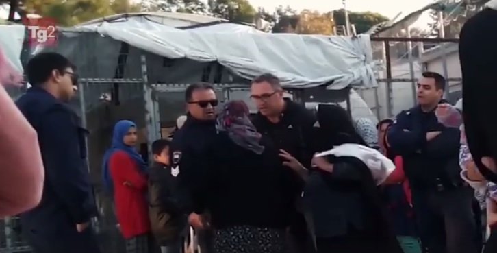 Χυδαίος τραμπουκισμός αστυνομικού κατά ηλικιωμένης πρόσφυγα: «Άι γ@μήσου! Σκατόγρια»