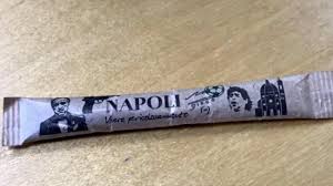 Ξεσηκώθηκε η Νάπολη από φακελάκια ελληνικής ζάχαρης που απεικονίζονται μαφιόζικα στοιχεία